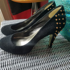 👠STEVE MADDEN ~ BLACK Suede Pump With Gold Studs